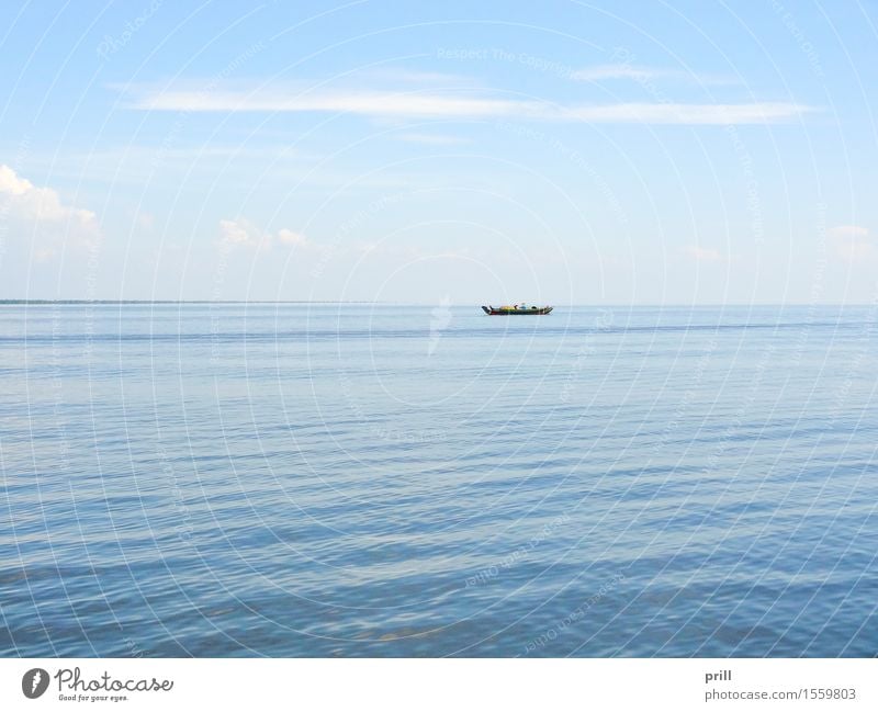 lonely boat in Cambodia Meer Kultur Wasser Horizont Ruderboot Wasserfahrzeug klein Einsamkeit gefährlich Tradition Überleben Kambodscha Oberfläche Asien