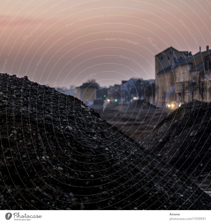 hier entsteht... Baustelle Feierabend Straßenbau Stadt Stadtrand Haus Fabrik Altbau Ampel bauen alt dreckig dunkel hässlich kaputt gelb rot schwarz