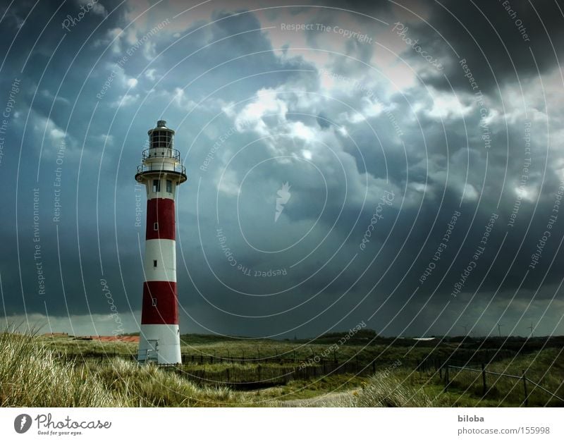 Mitten im Sturm Licht Wolken Klima Wetter Regen Gewitter Küste Nordsee Turm Leuchtturm Architektur Wahrzeichen Denkmal rot Stimmung Moral Navigation