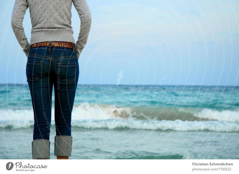 Tag am Meer Mittelmeer Strand Wellen Wasser Ferien & Urlaub & Reisen Spanien Mallorca Sommer Himmel Jeanshose Gürtel Gesäß Frau Frau am Meer Blick auf Meer