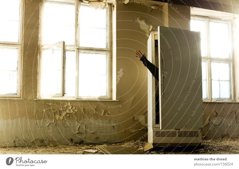 KALTES HÄNDCHEN Kühlschrank Eis kalt schäbig Gebäude Fenster Sonnenlicht Verfall verfallen Mann Schatten Blick verstecken Schutz Hallo Küche