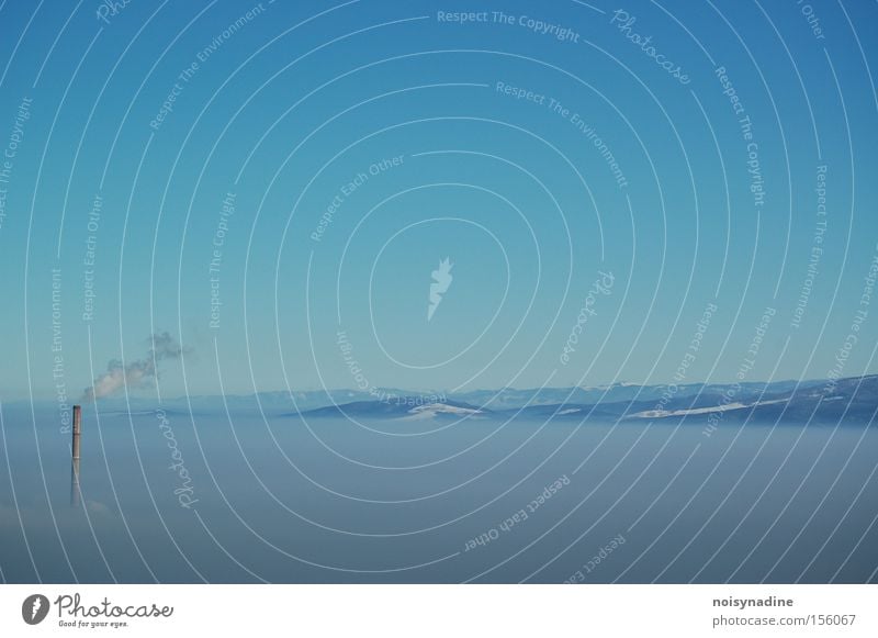 Wolkenkratzer blau Himmel Berge u. Gebirge Schornstein Nebel Rauch hell-blau Winter Schnee Turm Landschaft schön ästhetisch ruhig Smog Neuahr