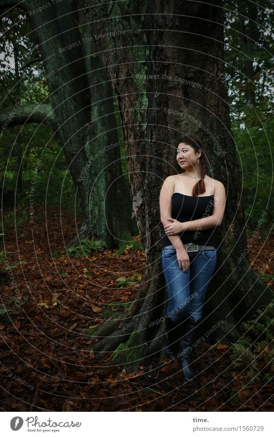 . feminin 1 Mensch Herbst Baum Wald Hemd Jeanshose schwarzhaarig Zopf beobachten Lächeln Blick stehen warten dunkel schön Zufriedenheit Lebensfreude Wachsamkeit