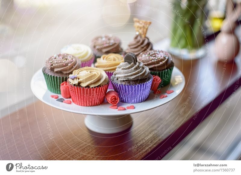 Acht süße Cupcakes auf einem Teller Kuchen Dessert Süßwaren Valentinstag Geburtstag Herz Liebe frisch Bäckerei Konfekt Plätzchen Verglasung Zuckerguß Rezept