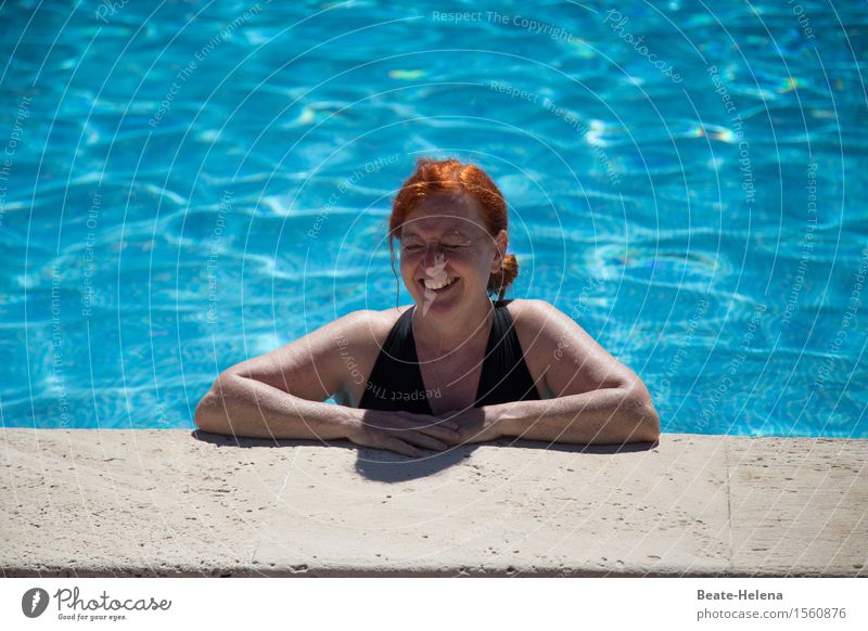 Heiße Zeiten sind angebrochen Freizeit & Hobby Schwimmen & Baden Ferien & Urlaub & Reisen Sport Frau Erwachsene Kopf Arme Wasser Sommer Schönes Wetter