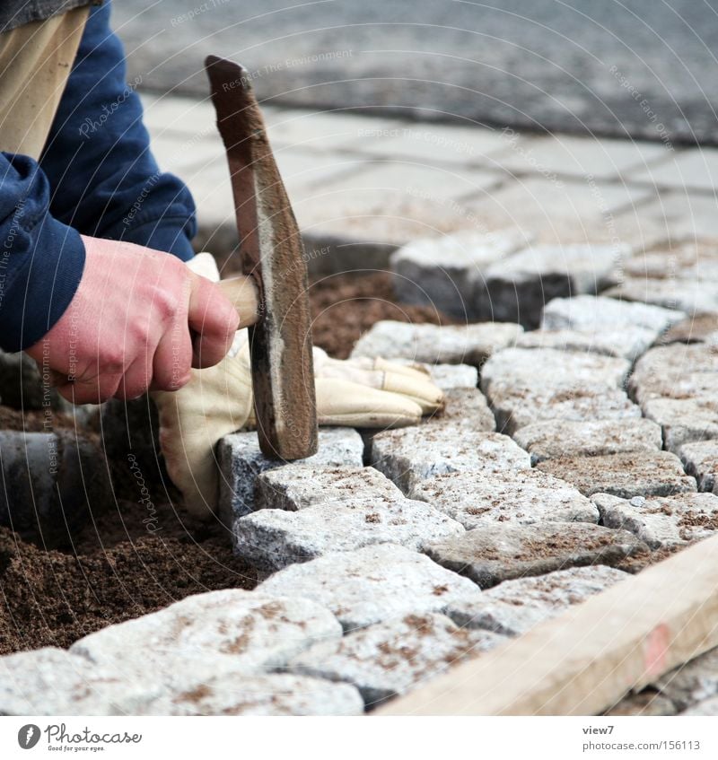 Altstadtpflaster Handarbeit Arbeit & Erwerbstätigkeit Baustelle Handwerk Werkzeug Hammer Finger Stein bauen gebrauchen festhalten knien machen einfach