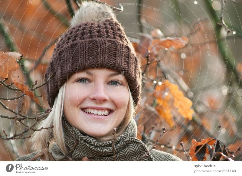 Herbstwetter III Mensch feminin Junge Frau Jugendliche Leben 18-30 Jahre Erwachsene Umwelt Natur Pflanze Wasser Klima Schönes Wetter Regen Baum Blatt Mode