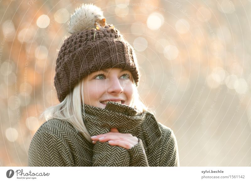 Herbstwetter Mensch feminin Junge Frau Jugendliche Leben 18-30 Jahre Erwachsene Umwelt Natur Pflanze Wasser Wassertropfen Sonne Sonnenlicht Klima Wetter