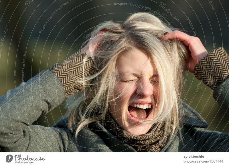 Da wirste doch verrückt! schön Mensch feminin Junge Frau Jugendliche Leben Haare & Frisuren 18-30 Jahre Erwachsene Jacke blond schreien rebellisch Wut Gefühle