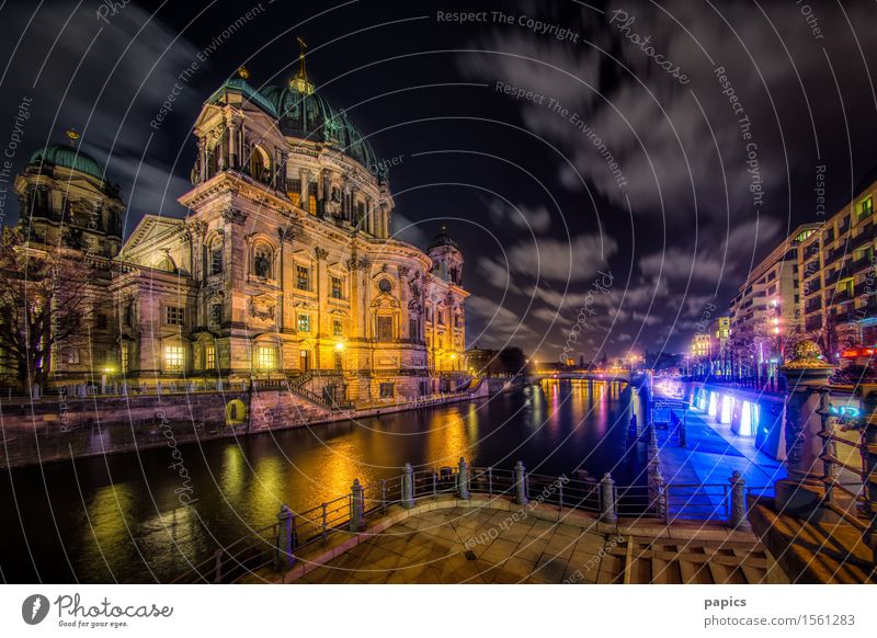 Berlin Lights Stadt Hauptstadt Stadtzentrum Altstadt Haus Kirche Dom Bauwerk Gebäude Architektur Sehenswürdigkeit Wahrzeichen Oberpfarrkirche zu Berlin blau