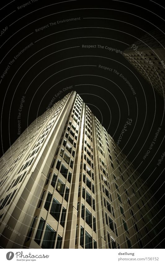 Metropolis Berlin Potsdamer Platz Hochhaus dunkel Nacht Beleuchtung Langzeitbelichtung Ritz Carlton Hotel Fassade Ecke weiß Fenster Himmel Beton Freeclimbing