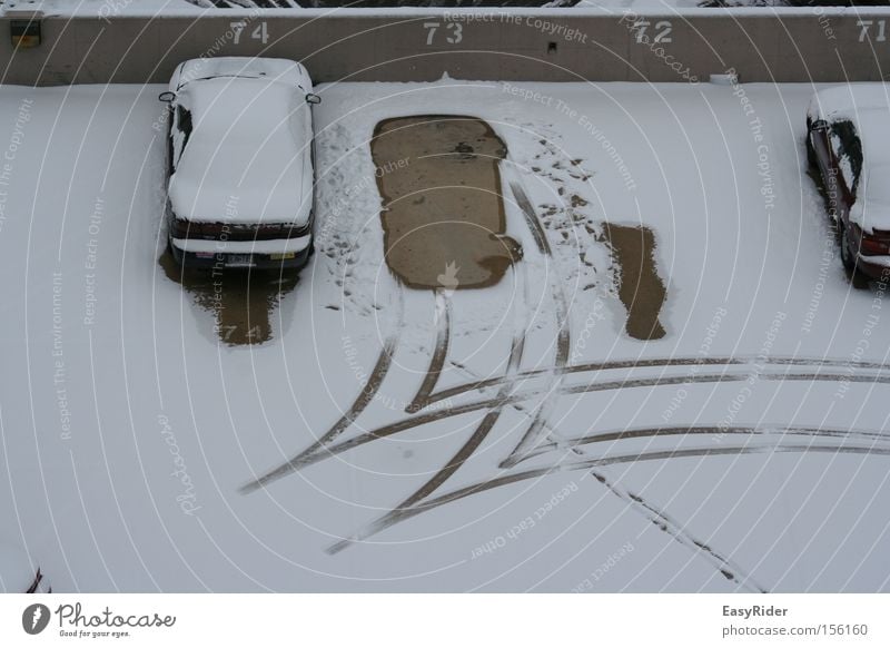 Backwards Schnee KFZ Parkplatz parken Spuren Reifen Verkehrswege ausparken PKW