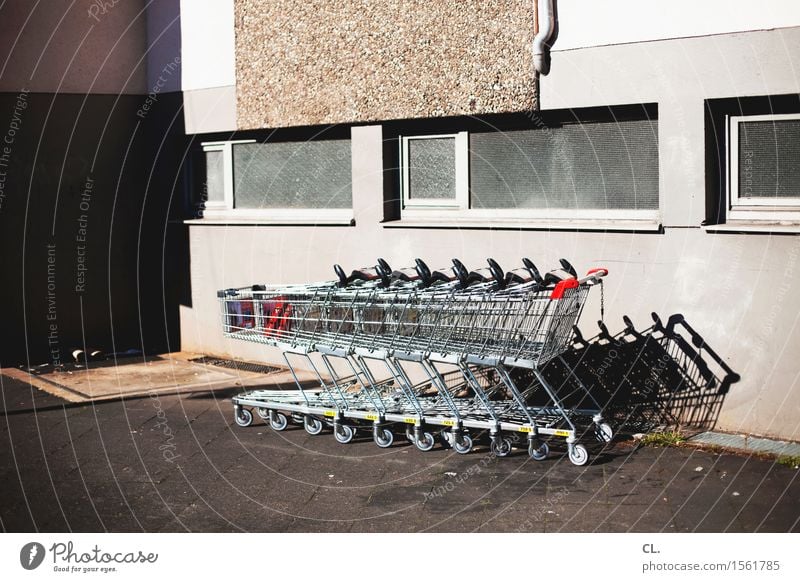 einkaufswagen kaufen Wirtschaft Handel Mittelstand Feierabend Mauer Wand Fenster Einkaufswagen trist Pause Dienstleistungsgewerbe Wachstum Einkaufszentrum