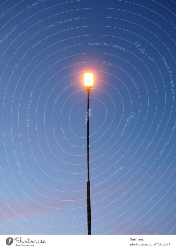 Leuchtmittelhalterung Straßenbeleuchtung dünn schmal Lampe leuchten hell Himmel Dämmerung Abenddämmerung Laterne blau orange Farbfoto mehrfarbig Außenaufnahme