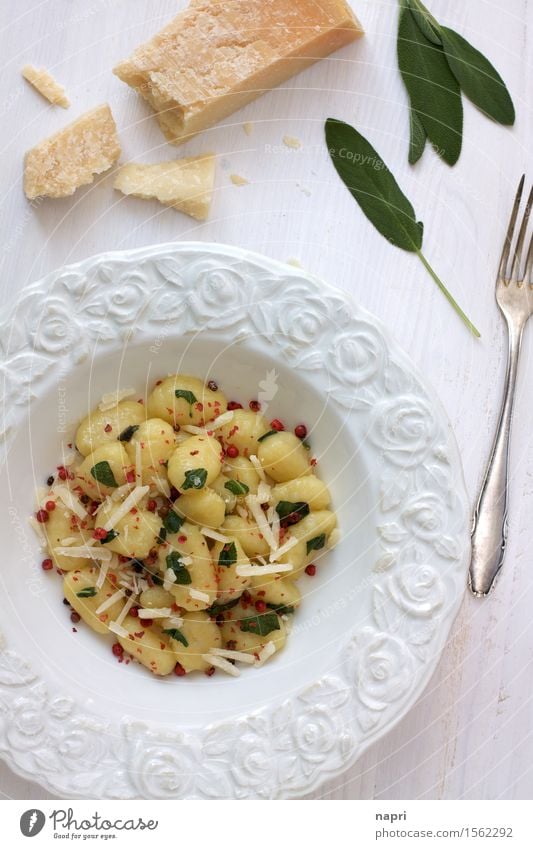 Gnocchi in Salbeibutter II Parmesan Pfeffer rosa Beeren Ernährung Mittagessen Abendessen Vegetarische Ernährung Italienische Küche Teller Gabel lecker gelb weiß