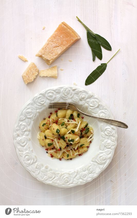 Gnocchi in Salbeibutter I Butter rosa Beeren Ernährung Mittagessen Abendessen Vegetarische Ernährung Italienische Küche Teller Gabel Essen lecker gelb weiß