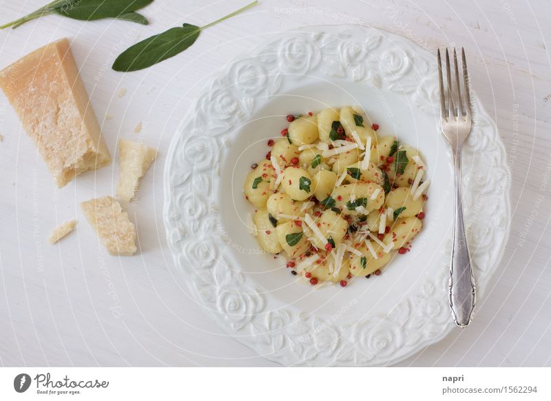 Gnocchi in Salbeibutter III Parmesan rosa Beeren rosa Pfeffer Ernährung Mittagessen Abendessen Vegetarische Ernährung Italienische Küche lecker gelb weiß