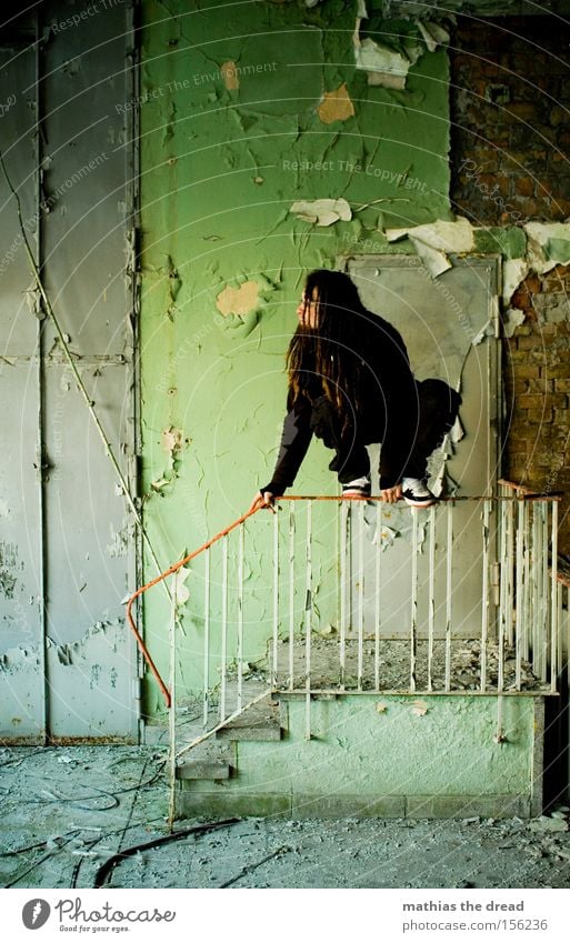 LAUERSTELLUNG Wand sitzen Treppe Trauer grün Putz Farbe Farbstoff alt schäbig dreckig Tür Mann Einsamkeit ruhig schön verfallen Vergänglichkeit