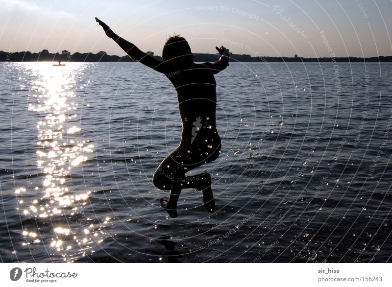 und... klatsch! Wasser Sonne springen laufen werfen See Schwimmen & Baden Sommer Wassertropfen glänzend Reflexion & Spiegelung Freude Applaus Plau