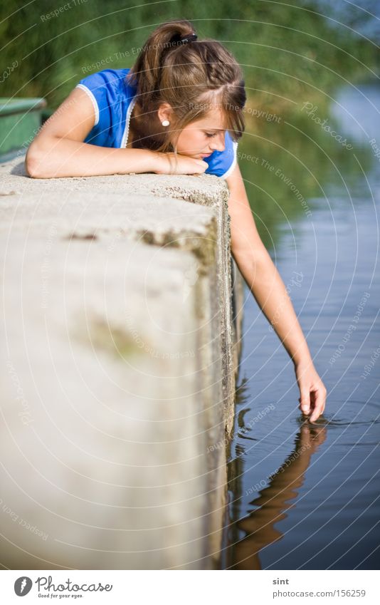 ruhe Langeweile Freude Jugendliche Sommer Wasser Blick Hand Arme Hafen beton liegen Sonne entspannen Ruhe mädchen Frau