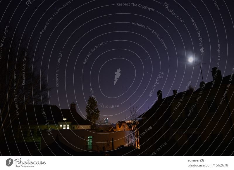 Sternenhimmel über der Stadt Himmel Wolkenloser Himmel Nachthimmel Horizont Mond Landkreis Esslingen Haus Hochhaus violett Natur träumen Ferne Weltall Dach