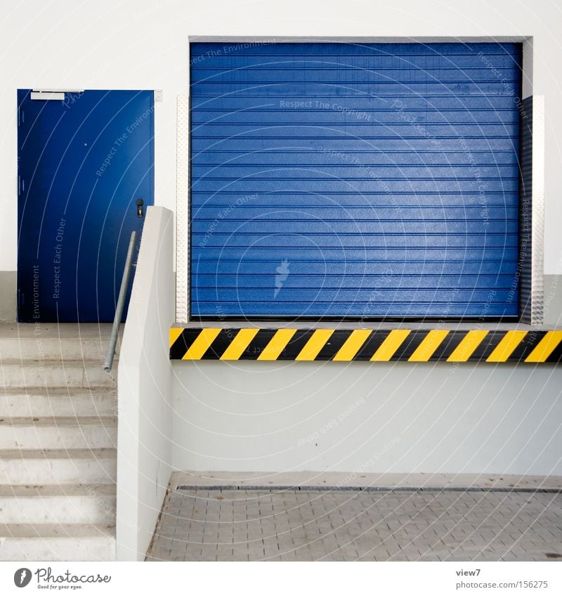 Lieferanten Tür Tor Sicherheit Stahl Garage Pfosten Wand Haus Putz Fahrzeug KFZ Oberfläche Hintergrundbild leer Detailaufnahme Warnhinweis Warnschild Langeweile