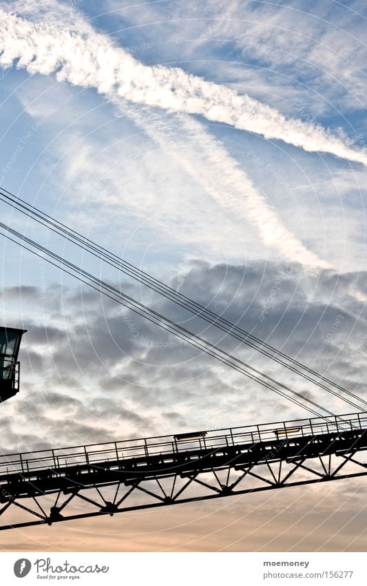 Himmel über Waltrop Kran Industriefotografie Sonnenuntergang Wolken Kondensstreifen durcheinander Silhouette Herbst waltrop