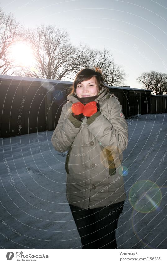 -10°C Winter Frau Frost kalt frieren Handschuhe Sonne Porträt Winterspaziergang Gegenlicht winterkleidung warme kleidung winterwetter grinsen Jugendliche