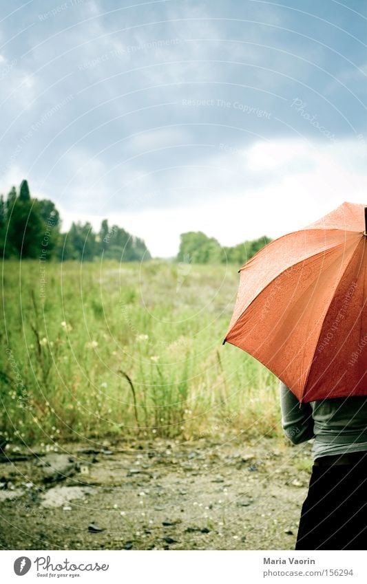 Komme was wolle Einsamkeit Niederschlag Regen Regenschirm Schirm Unwetter Wetter Wolken warten verloren Trauer Verzweiflung Gewitter gefährlich Traurigkeit