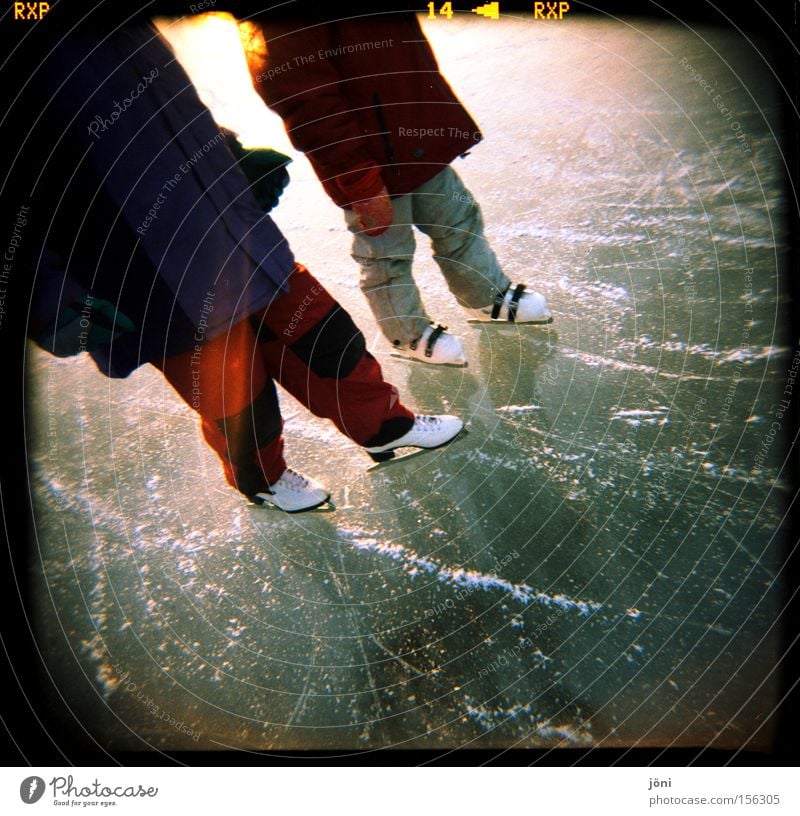 Eisfreunde (3) Wasser Schlittschuhe Schlittschuhlaufen Freundschaft Winter Frost Reflexion & Spiegelung Holga Natur See Lomografie Sonne Wintersport Licht