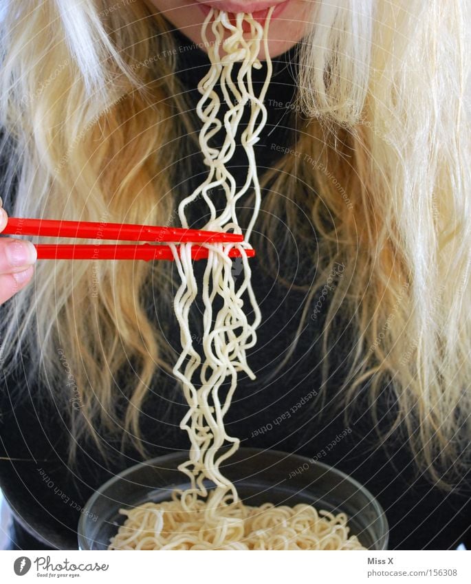 Haarige Sache Farbfoto Detailaufnahme Lebensmittel Ernährung Mittagessen Abendessen Teller Haare & Frisuren Frau Erwachsene Mund blond lecker Nudeln Asien