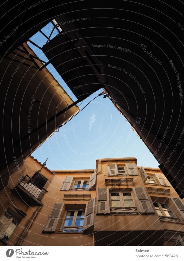 Häuser mit Himmel Haus Blauer Himmel Fassade Schatten Balkon Fenster Italienisch Strukturen abstrakt Hoffnung Menschenleer Außenaufnahme Gebäude Bauwerk