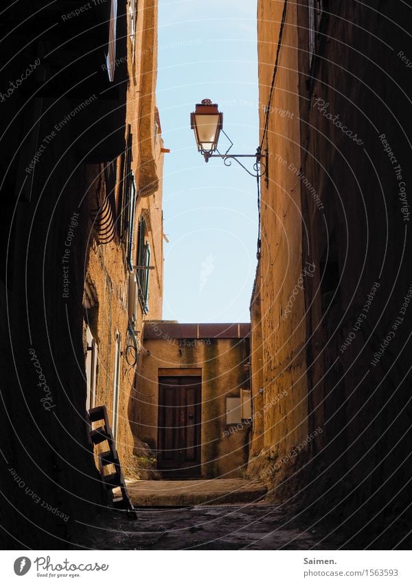 Straßenlaterne in Korsika Licht Wege & Pfade Laterne Lampe Himmel Verkehrswege Stadt Mauer wand pallette Tür Gasse südländisch Frankreich Urlaub Stilleben