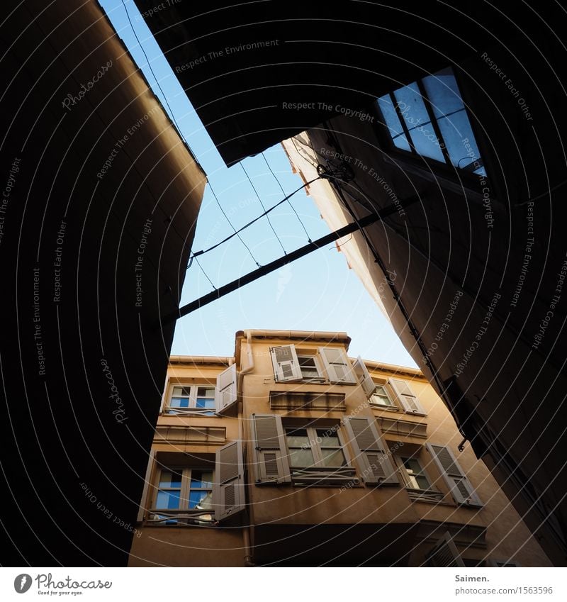 Häusliches Leben in Korsika Straße Licht Laterne Lampe Himmel Stadt Mauer wand pallette Tür Gasse südländisch Frankreich Urlaub Stilleben Farbfoto Außenaufnahme