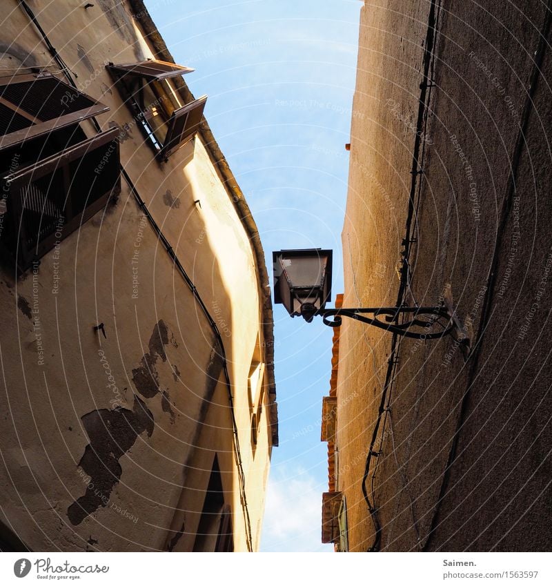 Straßenlaterne in Korsika Licht Wege & Pfade Laterne Lampe Himmel Verkehrswege Stadt Mauer wand pallette Tür Gasse südländisch Frankreich Urlaub Stilleben