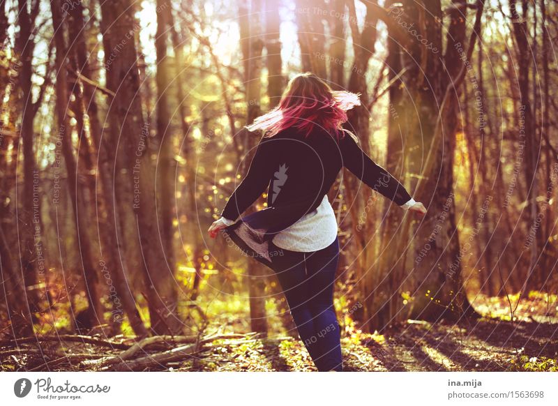 Flucht in eine bessere Welt Tanzen Mensch feminin 1 Umwelt Natur Frühling Sommer Herbst Schönes Wetter Wald Bewegung Fröhlichkeit einzigartig Energie