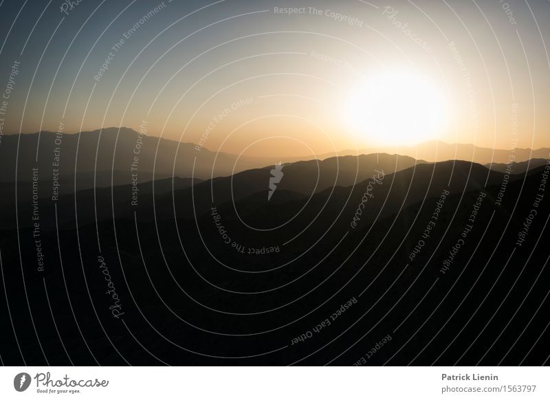 Wüsten-Sonnenuntergang Wohlgefühl Ferien & Urlaub & Reisen Tourismus Ausflug Abenteuer Ferne Sommer Berge u. Gebirge Umwelt Natur Landschaft Urelemente Erde