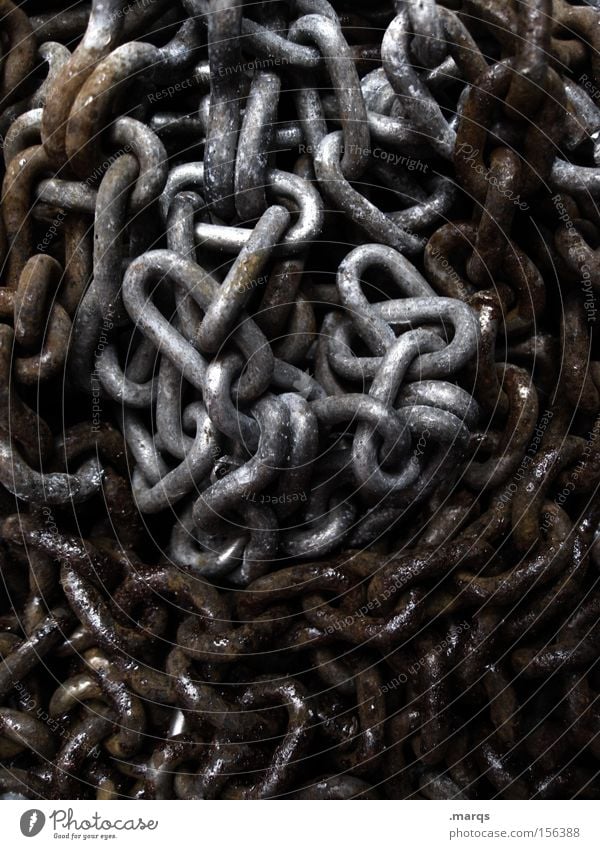 In Chains Farbfoto Gedeckte Farben Außenaufnahme Handwerk Baustelle Metall Rost liegen alt dreckig dunkel grau schwarz silber Sicherheit Verzweiflung Aggression