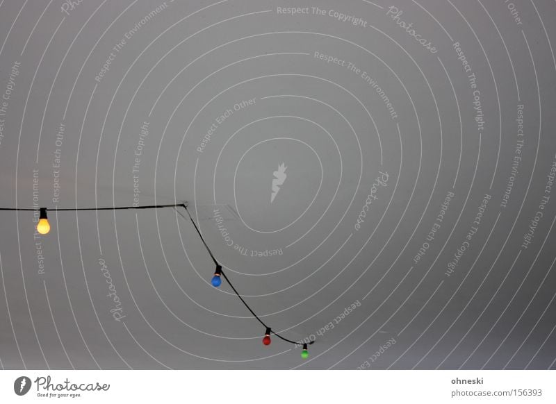 Partybeleuchtung II Glühbirne Licht blau gelb rot grün Decke Elektrizität Kabel Club Elektrisches Gerät Technik & Technologie minimalistisch