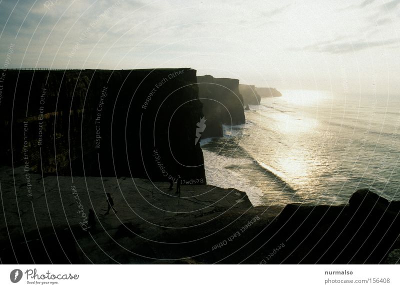 damals in Irland Republik Irland Nordirland Insel grün Küste Klippe Meer Horizont Ferne Ferien & Urlaub & Reisen Reisefotografie Wellen Stein Atlantik Pub