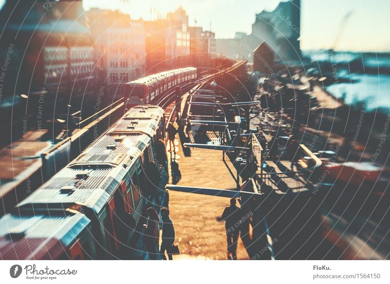 An den Landungsbrücken raus (aus der U-bahn) Tourismus Städtereise Hamburg Stadt Hafenstadt Stadtzentrum bevölkert Bahnhof Verkehr Verkehrsmittel Verkehrswege