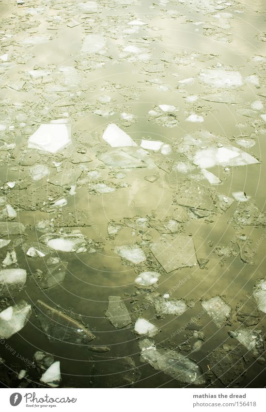 ZERSPLITTERTER SPIEGEL Wasseroberfläche Eisscholle kalt Winter Teile u. Stücke Im Wasser treiben Spiegelbild Reflexion & Spiegelung Wolkenhimmel schön Idylle