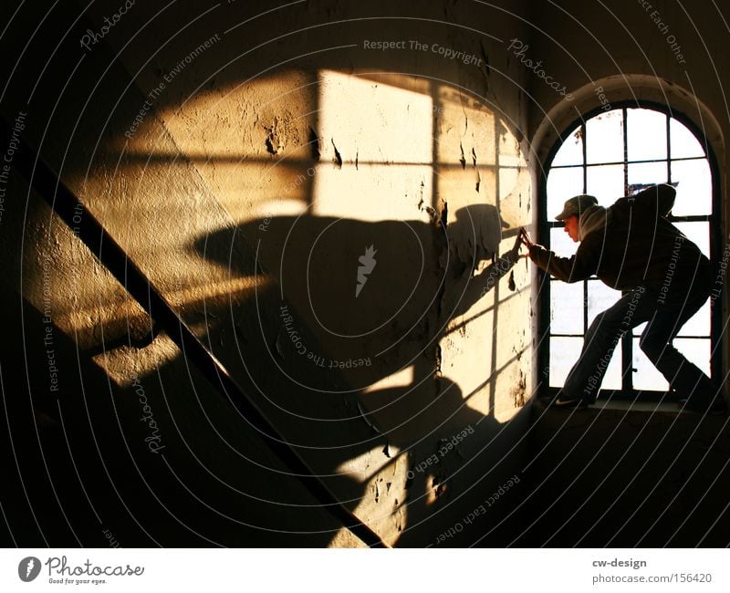 MAL GENAUER NACHSEHEN Freizeit & Hobby Klettern Bergsteigen Mensch maskulin Mann Erwachsene 1 Fenster Glas alt entdecken Blick dunkel hässlich retro schwarz