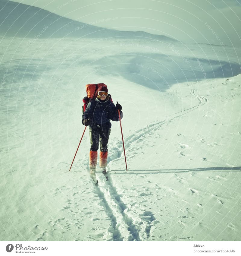 Junge Abenteurerin mit großem Wanderrucksack auf Skitour im norwegischen Fjell Ferien & Urlaub & Reisen Schnee Winterurlaub Berge u. Gebirge wandern Wintersport