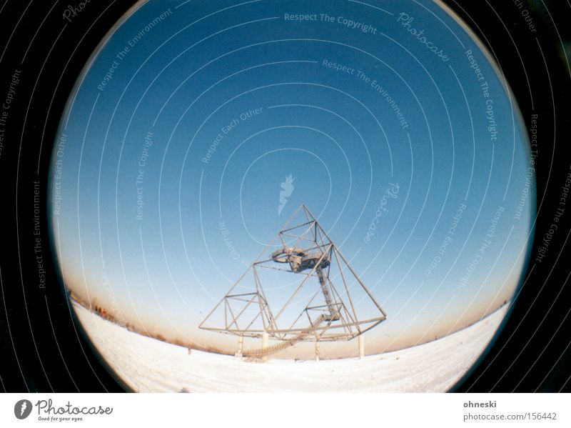 Tetraeder oder das Eckige muss ins Runde Bottrop Ruhrgebiet Aussicht Höhe Abraumhalden Schnee Winter Lomografie Fischauge Wahrzeichen Denkmal