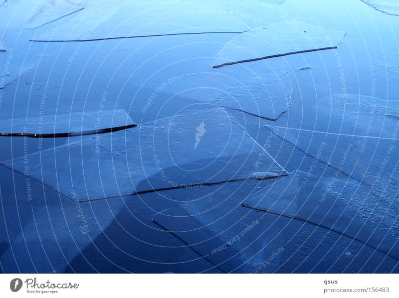 Verschollen Eis kalt gefroren Eisscholle Wasser blau gebrochen Im Wasser treiben ruhig Strukturen & Formen Schneeschmelze springen Bewegung Farbenspiel