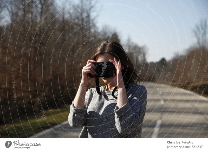 chris_by_fotoart Fotokamera Junge Frau Jugendliche Erwachsene 1 Mensch 18-30 Jahre Straße Pullover brünett langhaarig stehen feminin Fotografieren Kreativität