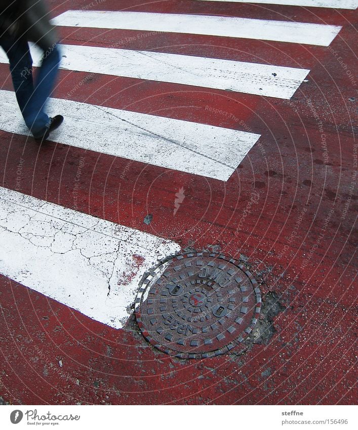 über und quer Fußgänger Fußgängerübergang Zebrastreifen gehen Bewegung rot weiß Verkehr Straße Überqueren Verkehrswege Mann