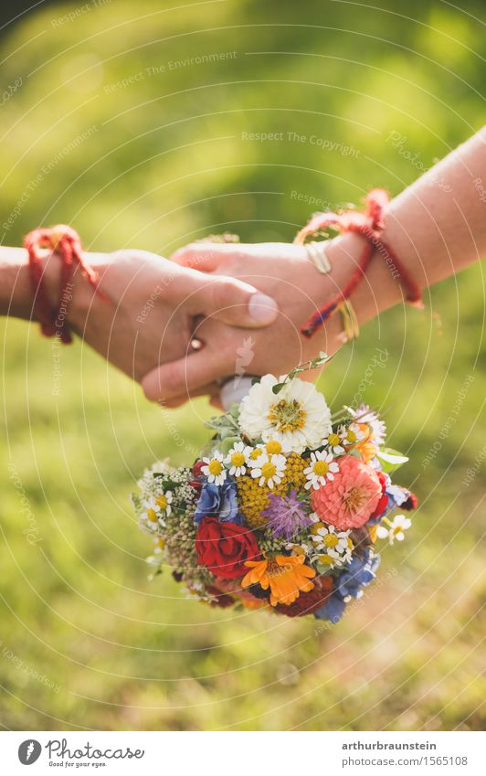 Hand in Hand mit Blumenstrauß Ferien & Urlaub & Reisen Garten Feste & Feiern Hochzeit Team Mensch maskulin feminin Frau Erwachsene Mann Eltern Paar Partner