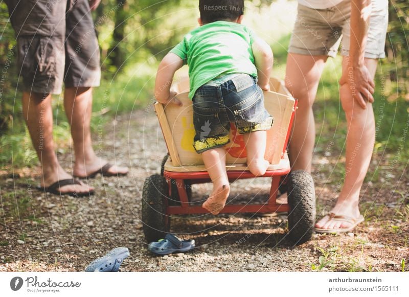 Junge klettert barfuß auf Leiterwagen in der Natur Freizeit & Hobby Spaziergang Ausflug Sommer Kindererziehung Mensch maskulin feminin Junge Frau Jugendliche